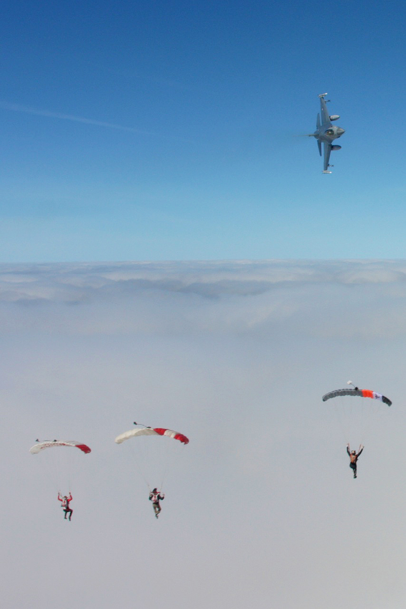 Illustration for article titled I Went Skydiving With An F-16